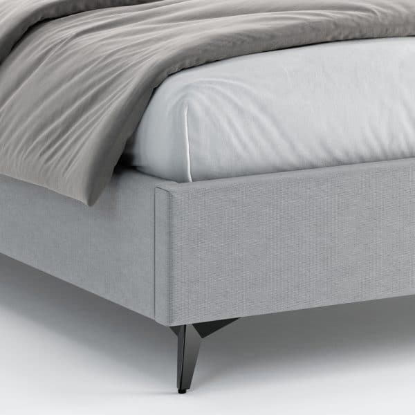 מיטה מעוצבת דגם ROME מרופדת בבד איכותי רחיץ ודוחה כתמים.